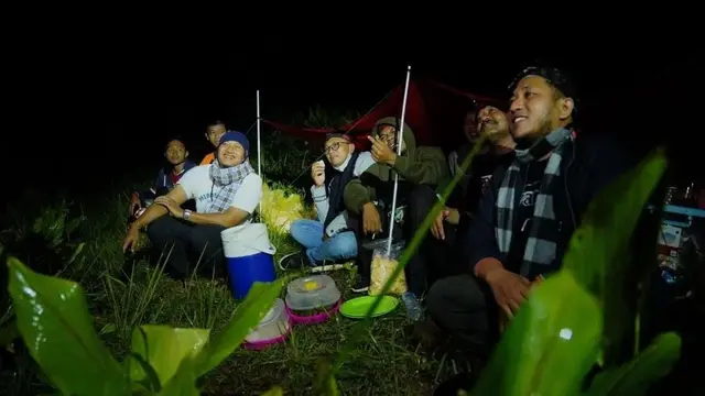 Bupati Pacitan Indrata Nur Bayuaji Ngantor sambil camping di Gunung Parangan (Liputan6,com/Istiemwa)