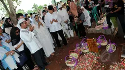 Maudy Koesnaedi terlihat khusuk berdoa di depan makam sang Ibunda, Sondari Soemijati di TPU Karet Bivak, Jakarta, Kamis (16/4/2015). Ibunda Maudy meninggal Rabu sore (15/4) pada usia 82 tahun. (Liputan6.com/Panji Diksana)