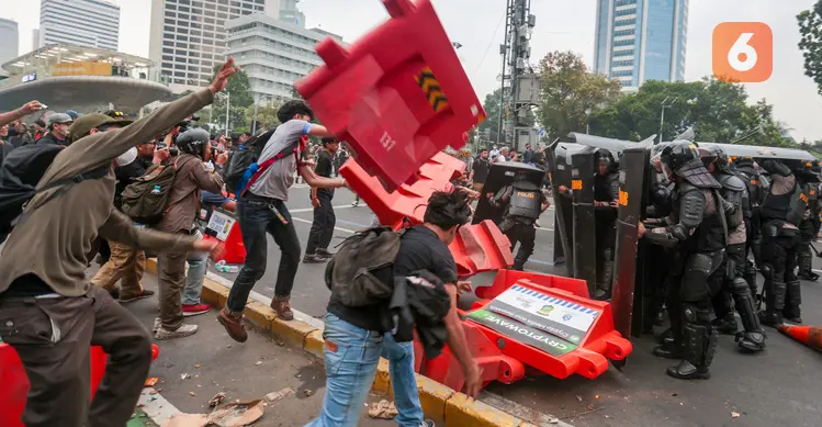 Sejumlah mahasiswa terlibat aksi ricuh saat demonstrasi memperingati Hari Sumpah Pemuda di kawasan Dukuh Atas, Jalan Jenderal Sudirman, Jakarta Pusat, Rabu (28/10/2026). Kericuhan terjadi ketika massa berusaha menerobos barikade kepolisian hingga memicu aksi saling dorong dengan aparat. (KLY/Budy Santoso)