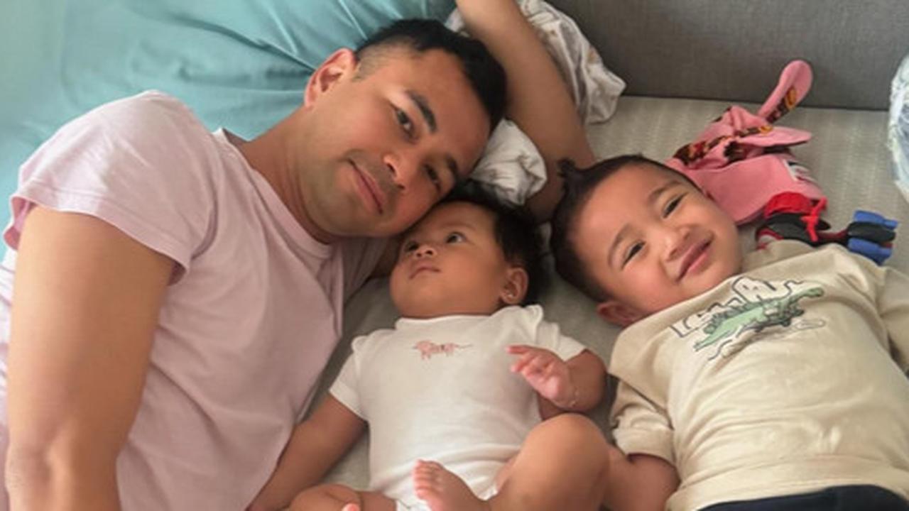 Potret Raffi Ahmad Tiduran Bareng Kedua Buah Hatinya, Tatapan Hangat Baby Lily ke Sang Ayah Jadi Sorotan