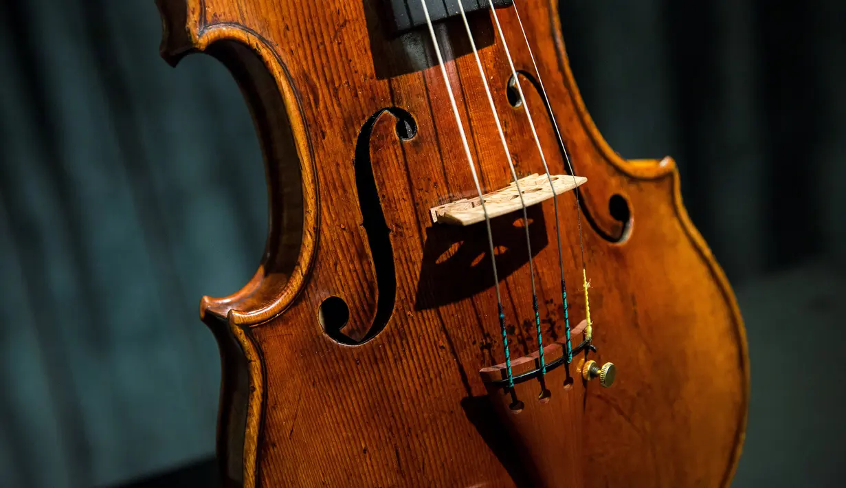 Biola langka 1684 buatan Antonio Stradivari saat diperkenalkan di Hong Kong (21/2). Biola terlangka di dunia ini diperkirakan berharga USD 1,550.000 sampai USD 2.450.000 atau sekitar Rp 20,6 miliar sampai Rp 32,5 milar. (AFP Photo / Isaac Lawrence)