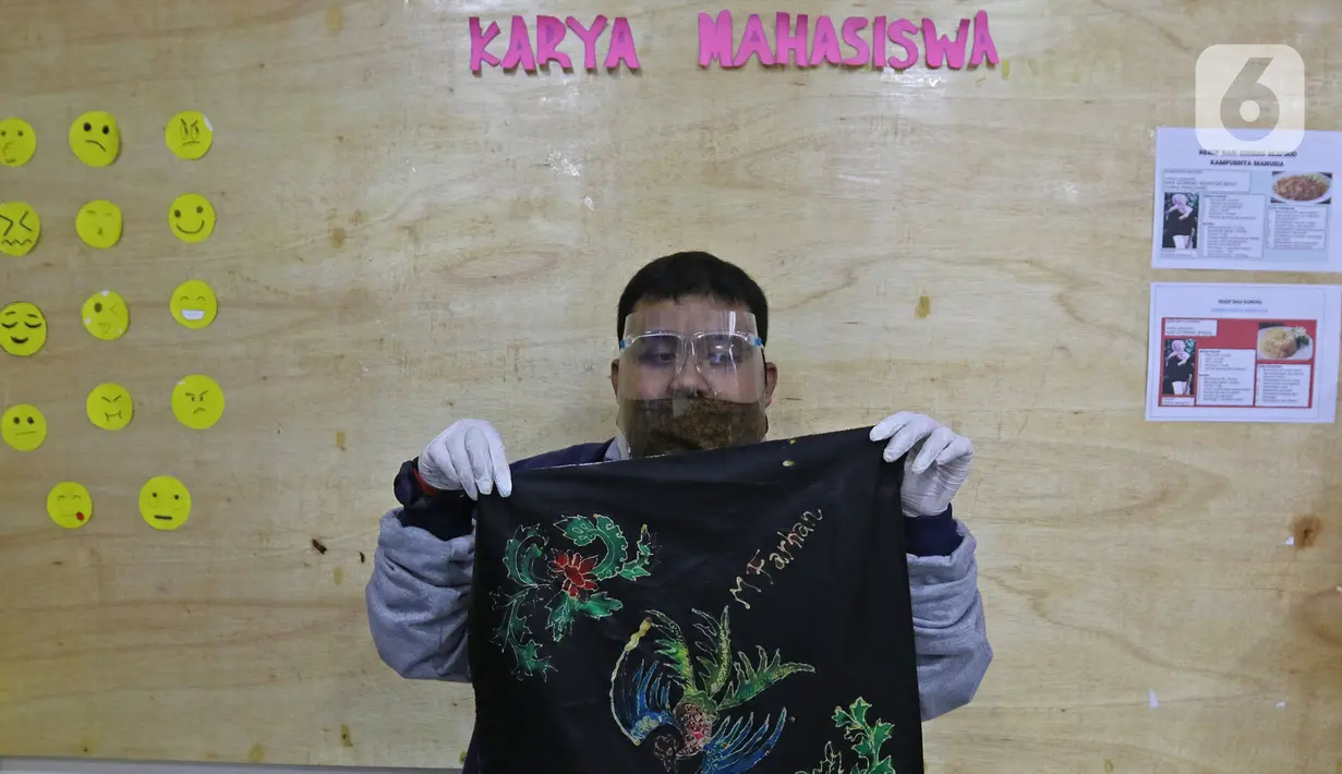 Mahasiswa inklusif atau berkebutuhan khusus Billy menunjukkan hasil karya membatik seusai melakukan kegiatan membatik di lembaga pendidikan dan keterampilan "Kampusnya Manusia" kawasan Jatisampurna, Bekasi, Jawa Barat, Kamis (13/8/2020).  (Liputan6.com/Herman Zakharia)
