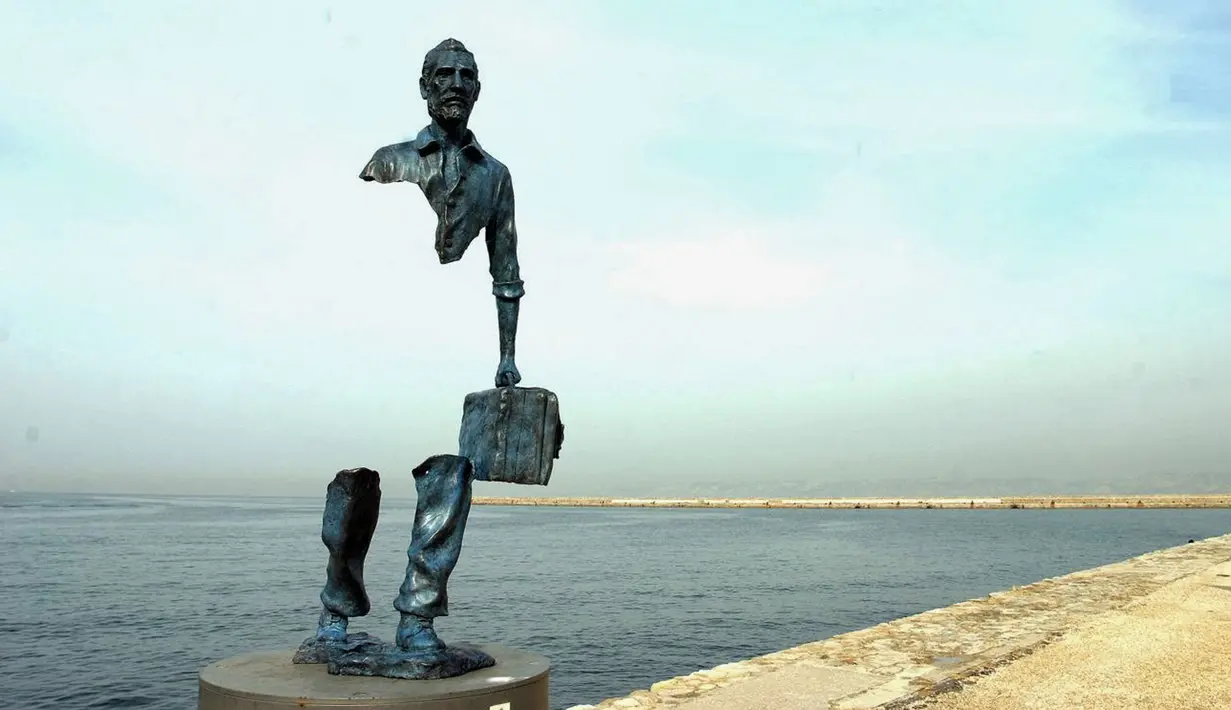 Patung ini menggambarkan hanya sebagian dari tubuh manusia saja. Patung yang diberi nama 'Les Voyageurs' ini terletak di Marseilles, Prancis. (youtube.com)