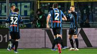 Pemain Atalanta Teun Koopmeiners (kanan) merayakan setelah mencetak gol ke gawang Sampdoria pada pertandingan sepak bola Serie A Liga Italia di Stadion Azzuri d'Italia, Bergamo, Italia, 28 Februari 2022. Atalanta menang 4-0. (MIGUEL MEDINA/AFP)