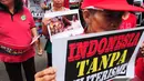 Mereka membawa berbagai macam tulisan yang isinya menolak militerisme di Indonesia, Jakarta, Senin (7/7/2014) (Liputan6.com/Faizal Fanani) 