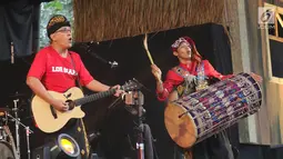 Penampilan Iwan Fals bersama atraksi Gendang Beleq dalam Seri Konser Situs Budaya di Panggung Kita, Depok, Sabtu (3/3). Konser Situs Budaya kali ini mengangkat tema budaya dari NTB Kerajaan Lombok dan Bima. (Liputan6.com/Arya Manggala)