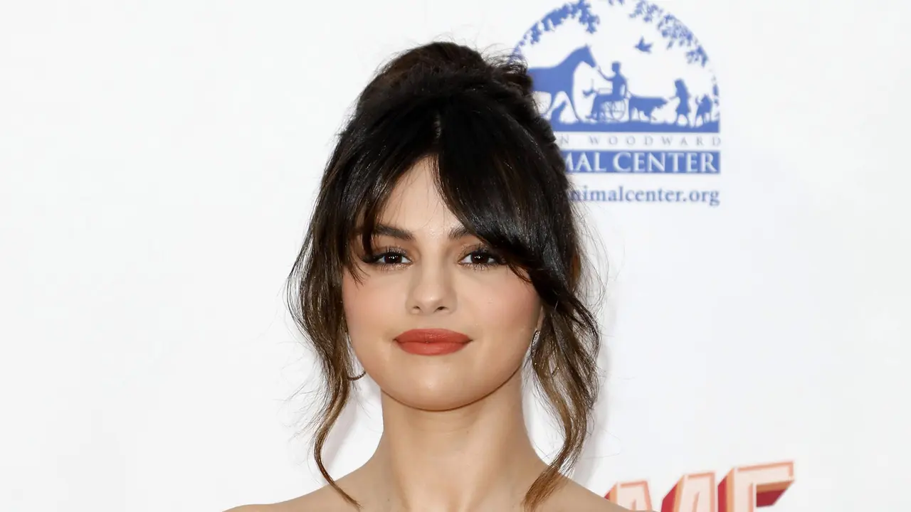 Pesona Selena Gomez Pakai Gaun Mini di Hollywood Beauty Awards 2020