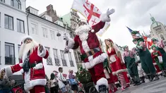 Sinterklas dari seluruh penjuru dunia berpawai melewati Kopenhagen, Denmark (22/7/2019). Kongres Dunia Sinterklas tahunan berlangsung di Kopenhagen minggu ini. (AP Photo/Liselotte Sabroe/Scanpix 2019)