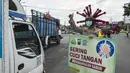 Polisi memakai helm bertema virus corona COVID-19 saat melakukan kampanye dan penyemprotan disinfektan kepada pengendara di Mojokerto, Jawa Timur, Jumat (3/4/2020). Aksi ini dilakukan sebagai tindakan pencegahan penyebaran virus corona COVID-19. (JUNI KRISWANTO/AFP)