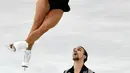 Atlet Ice skating Rusia, Ksenia Stolbova dan Fedor Klimov beraksi selama ikuti kejuaraan skating kategori berpasangan dalam ISU Grand Prix, Moskow, Rusia, Jumat (20/11). Mereka merebutkan Piala Rostelekom. (AFP PHOTO/YURI KADOBNOV)