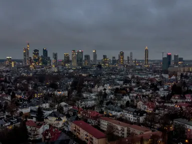 Lampu di gedung-gedung distrik perbankan di Frankfurt, Jerman, Rabu (29/12/2021). Kembang api tidak akan diizinkan di kota pada Malam Tahun Baru untuk menghindari penyebaran virus corona. (AP Photo/Michael Probst)