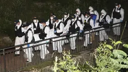 Polisi membawa jasad Wali Kota Seoul Park Won-soon di Seoul, Korea Selatan, Jumat (10/7/2020). Park Won-soon ditemukan tewas di perbukitan bagian utara Seoul pada Jumat dini hari waktu setempat. (Ryu Young-suck/Yonhap via AP)