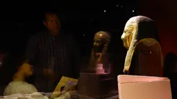 Pengunjung melihat artefak kuno di Museum Hurghada, Hurghada, Mesir, Sabtu (29/2/2020). Mesir mengumumkan peresmian Museum Hurghada untuk meningkatkan pariwisata budaya di Provinsi Laut Merah. (Xinhua/Ahmed Gomaa)