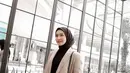 Perpaduan kerudung hitam dan hijab hitam juga cocok untuk dikombinasikan. Kamu bisa memakainya untuk pergi ke mall atau berpergian ke tempat lainnya. [instagram/melodyprima]