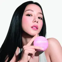 Dalam visual kampanyenya, Jisoo BLACKPINK tampil effortless dengan rambut hitam panjang lurus yang menjadi ciri khasnya.  [Dok/Dior Beauty].