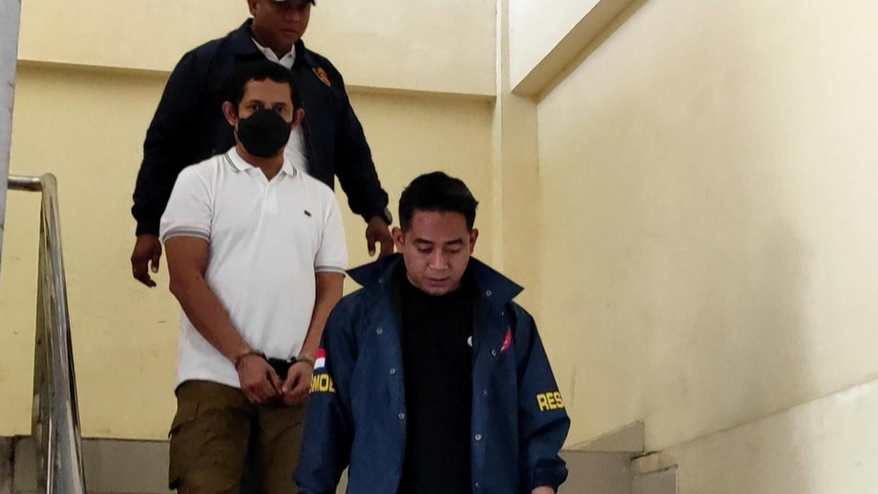 Tangan Diborgol dan Berkaos Putih, Eks Kapolres Ngada AKBP Fajar Lukman Diserahkan ke Kejaksaan