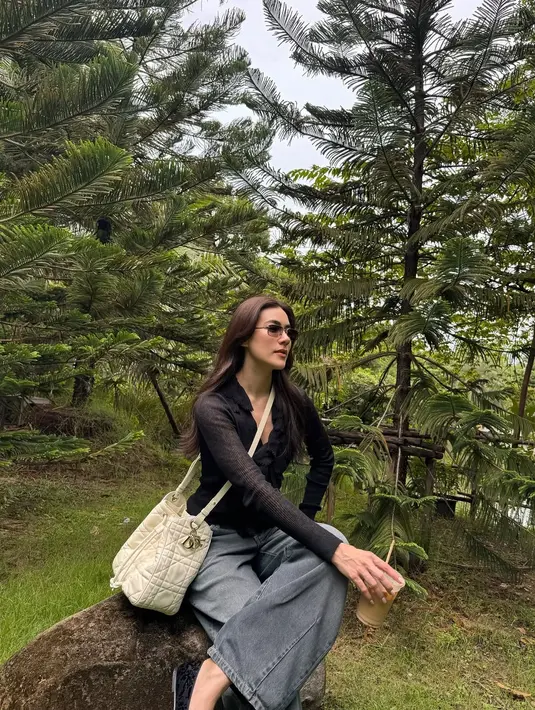 Sedangkan Kimberley jadikan D-Motion Bag sebagai sentuhan kontras di outfit semi formalnya. Ia padukan ruffle top dengan baggy jeans [Dior]