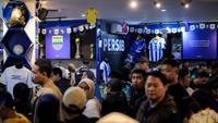 Warga Bandung serbu jersey dan merchandise di Persib Store jelang laga penentuan juara BRI Super League 2025/2025 antara Persib Bandung melawan Persijap Jepara pada Sabtu (23/05/2026). (Bagaskara Lazuardi/Bola.com)