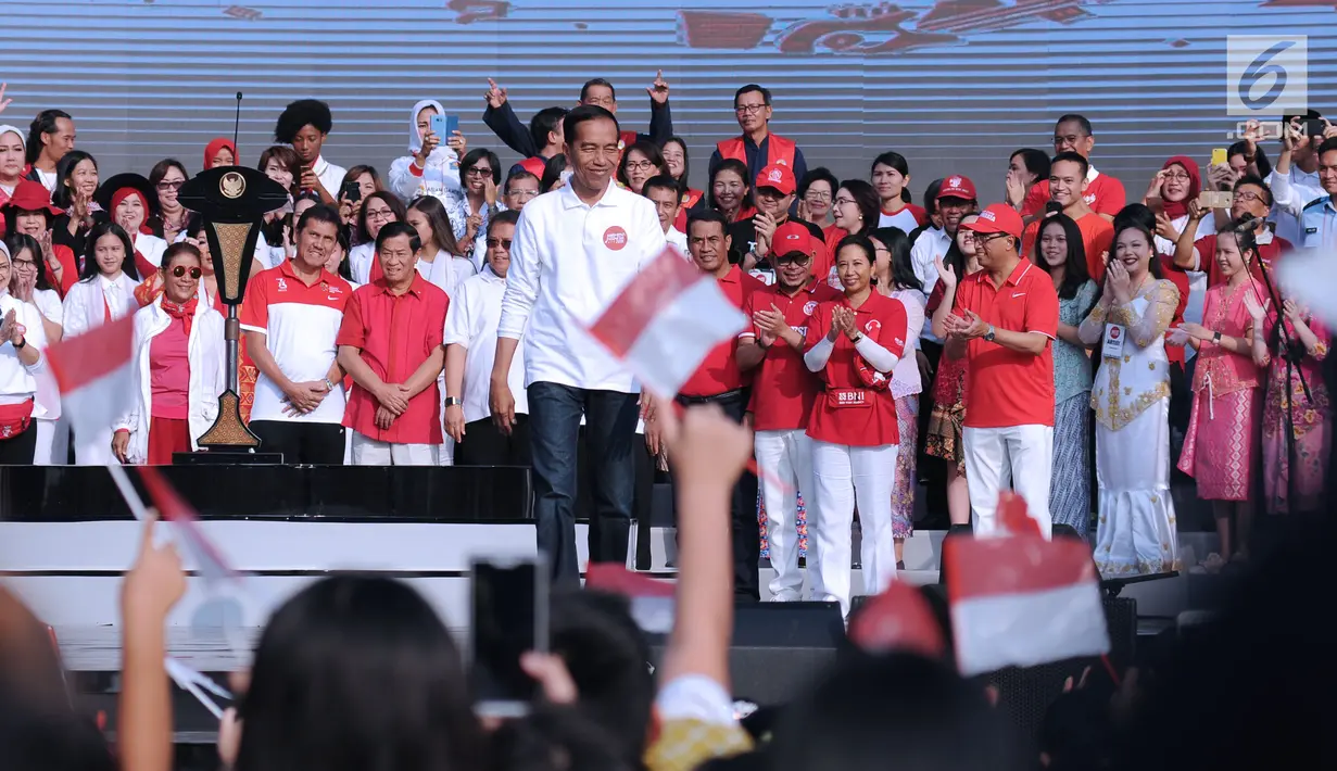 Presiden RI, Joko Widodo (tengah) disambut peserta gelaran Harmoni Indonesia 2018 di Kompleks Gelora Bung Karno, Jakarta, Minggu (5/8). Harmoni Indonesia adalah bernyanyi bersama secara serentak di 34 kota. (Liputan6.com/Helmi Fithriansyah)