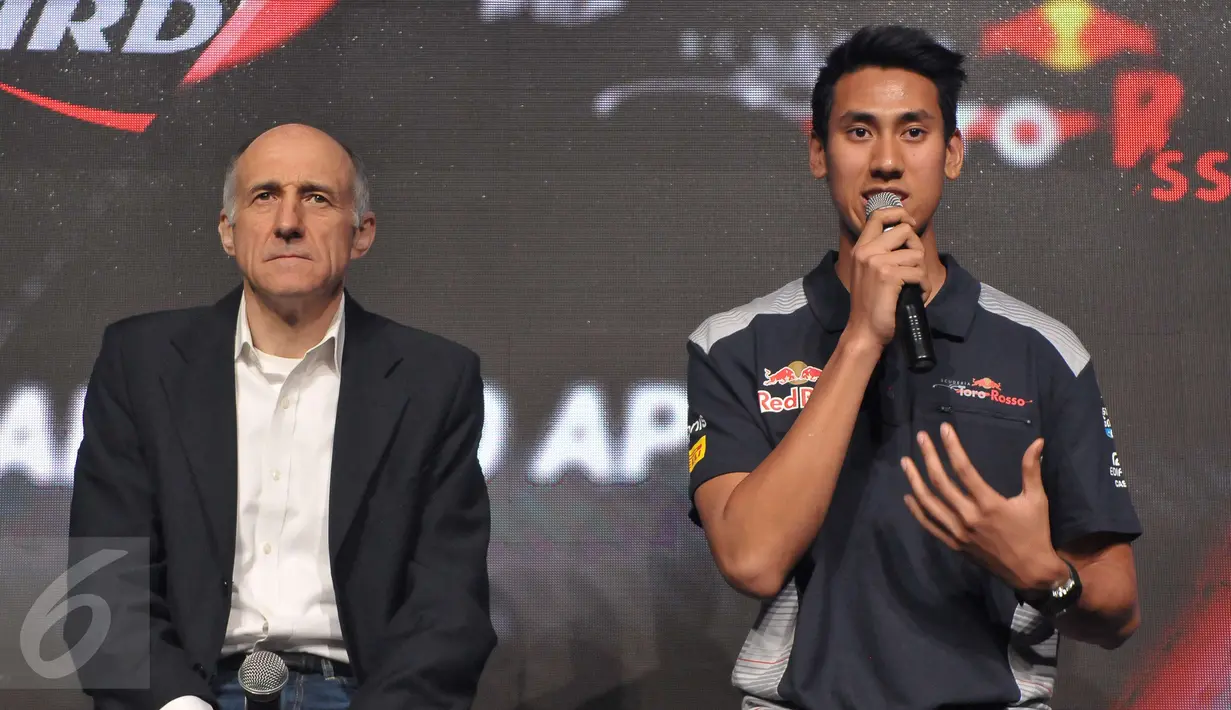 Sean Gelael dan Franz Tost saat memberi keterangan pers di Jakarta, Kamis (20/4). Memasuki musim baru F2, Sean Gelael mendapat kesempatan menguji mobil STR12. (Liputan6.com/Helmi Afandi) 