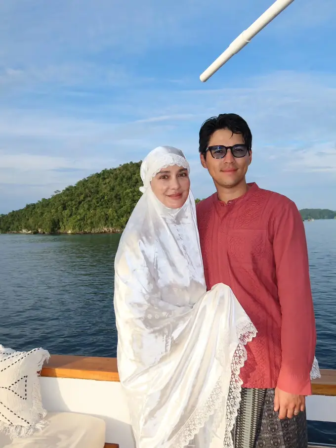 Lebaran Anti-Mainstream, Gaya Luna Maya dan Maxime Bouttier Salat Id di Tengah Laut Raja Ampat Bareng Cinta Laura