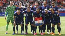 Para pemain starting XI Timnas Belanda berfoto bersama jelang dimulainya laga Grup D Euro 2024 menghadapi Timnas Polandia di Volksparkstadion, Hamburg, Jerman, Minggu (16/6/2024). (AP Photo/Sunday Alamba)