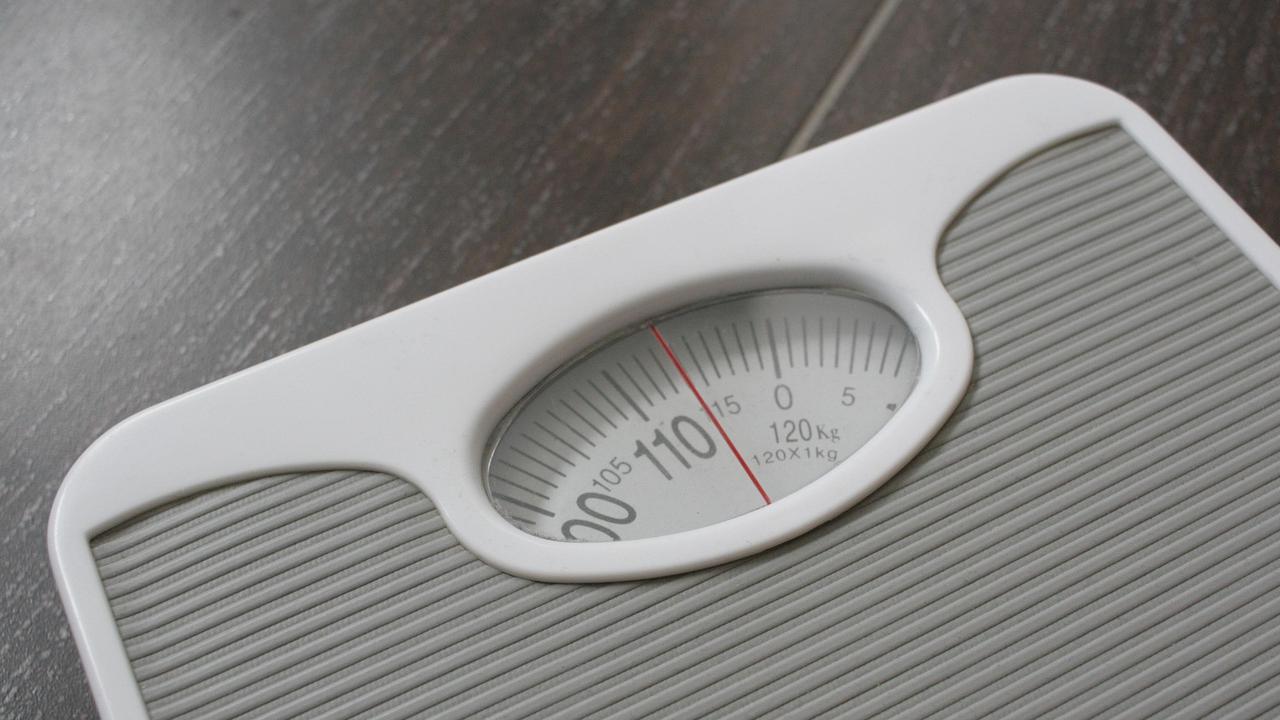 Sering Timbang Berat Badan Saat Diet? Ahli Ungkap Waktu Terbaik untuk Menimbang Berat Badan Saat Program Diet