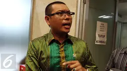 Anggota Komisi VII DPR, Mukhtar Tompo memberikan keterangan pers usai Rapat Dengar Pendapat di Gedung DPR/MPR, Jakarta, Kamis (9/2). Mukhtar mengaku mendapat perlakuan yang tidak menyenangkan dari Dirut PT Freeport Indonesia (Liputan6.com/Johan Tallo)