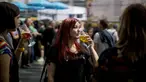 Seorang wanita menikmati minum bir selama The Great British Beer Festival di Kensington Olympia di London barat (6/8/2019). Great British Beer Festival tahunan ini diadakan 6-10 Agustus 2019. (AFP Photo/Tolga Akmen)