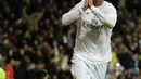 Gelandang Real Madrid, Cristiano Ronaldo melakukan selebrasi usai mencetak gol kegawang Sevilla pada Liga Spanyol di Stadion Santiago Bernabeu (21/3). Real Madrid menang besar atas Sevilla dengan skor 4-0. (AFP/PIERRE-PHILIPPE Marcou)