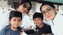 Bunga Zainal sendiri yang sekarang telah berusia 32 tahun hanya terpaut usia 14 dari putri sambungnya yang sekarang baru berusia 18 tahun pada Januari 2019 kemarin. Sosok Bunga Zainal yang cantik juga jadikan keduanya seperti kakak adik. (Liputan6.com/IG/@bungazainal05)
