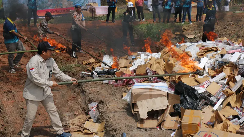 Proses pemusnahan puluhan juta rokok ilegal dengan cara dibakar. Foto (Humas KPPBC)