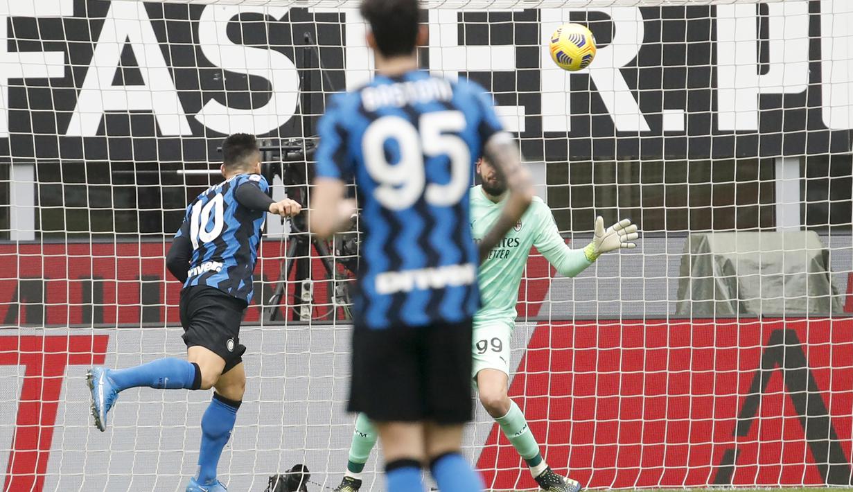 Striker Inter Milan, Lautaro Martinez (kiri) melepaskan sundulan yang berbuah gol pertama timnya ke gawang AC Milan dalam laga lanjutan Liga Italia 2020/21 pekan ke-23 di San Siro Stadium, Minggu (21/2/2021). Inter Milan menang 3-0 atas AC Milan. (AP/Antonio Calanni)