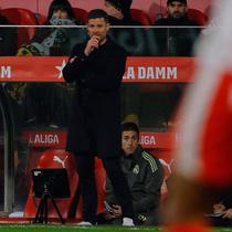 Ekspresi Xabi Alonso di laga Girona vs Real Madrid di Montilivi di pekan ke-14 La Liga 2025/2026, Senin (01/12/2025) dini hari WIB. (AP Photo/Joan Monfort)