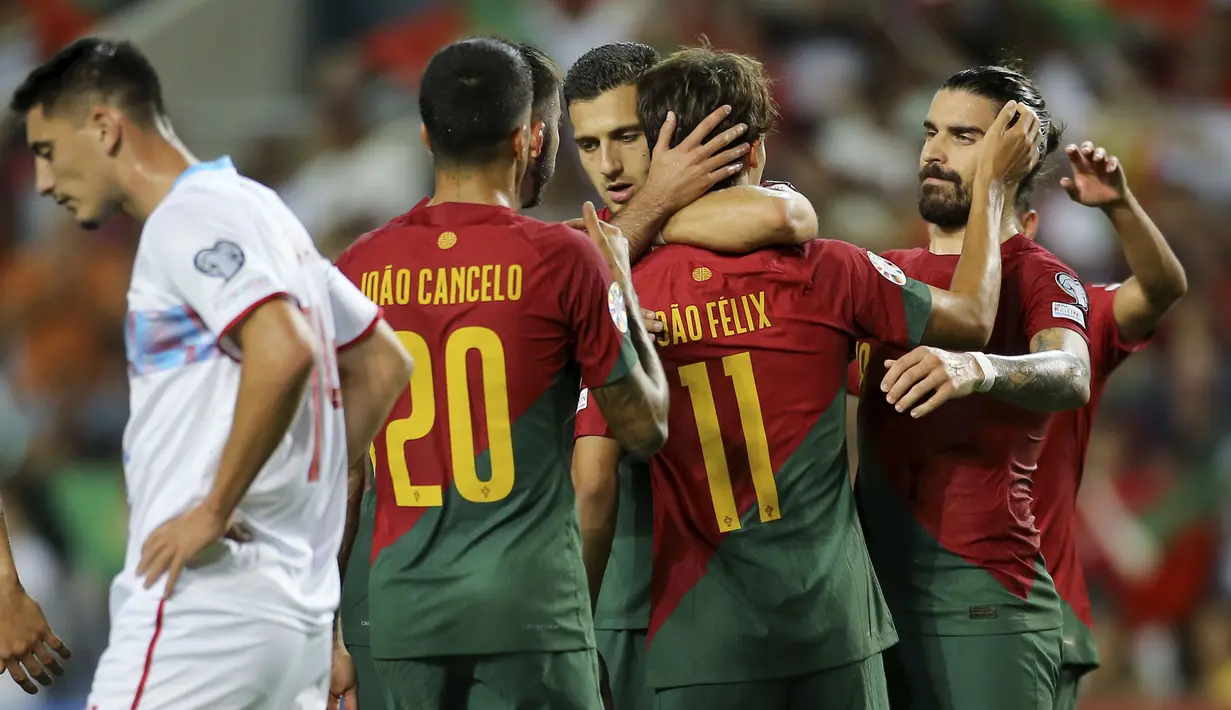 Timnas Portugal mencetak kemenangan besar 9-0 atas Luksemburg pada laga Grup J Kualifikasi Euro 2024 di Estadio Algarve, Selasa (12/9/2023) dini hari WIB. Kemenangan besar tersebut tanpa peran sang megabintang, Cristiano Ronaldo yang mesti absen akibat akumulasi tiga kartu kuning. Tiga pemain masing-masing mencetak brace dalam laga tersebut, Goncalo Inacio, Goncalo Ramos dan Diogo Jota. Sementara tiga pemain masing-masing menyumbang satu gol, Ricardo Horta, Bruno Fernandes dan Joao Felix. Dengan hasil ini Portugal kukuh di puncak klasemen dengan poin sempurna 18 hasil dari 6 kali menang, dengan total memasukkan 24 gol tanpa kebobolan. (AP Photo/Joao Matos)