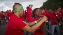 Sepasang penari menarikan tarian " rueda de casino " di Havana, Kuba, (25/11). " rueda de casino " merupakan tarian koreografi dari Kuba. (REUTERS/Alexandre Meneghini)