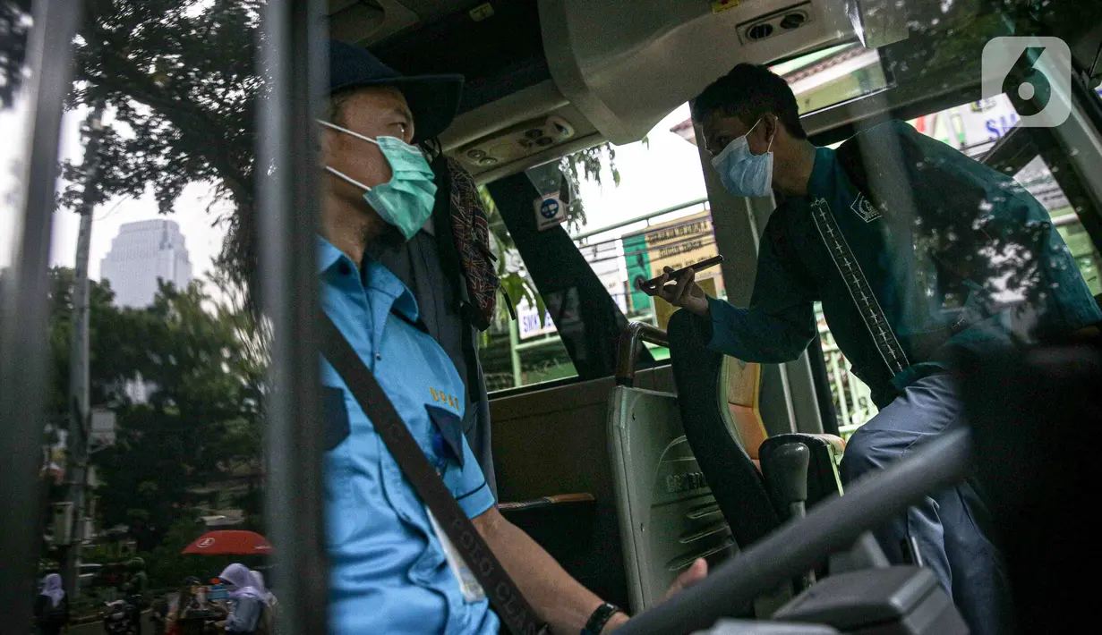 Pelajar menaiki bus sekolah usai pembelajaran tatap muka (PTM) di SMK Negeri 15, Kebayoran Baru, Jakarta Selatan, Jumat (3/9/2021). Dishub DKI Jakarta melalui Unit Pengelola Angkutan Sekolah membantu sarana transportasi gratis bagi peserta didik yang mengikuti PTM. (Liputan6.com/Faizal Fanani)