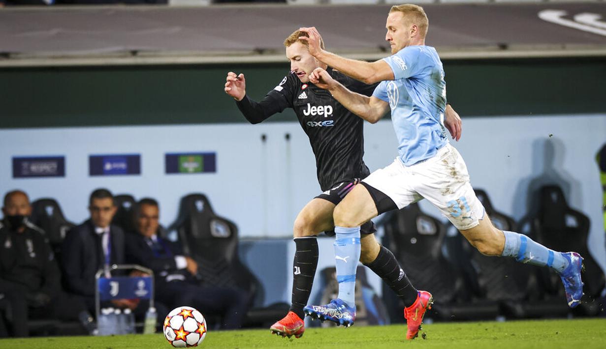 Pemain Juventus Dejan Kulusevski (kiri) dikejar oleh pemain Malmo Franz Brorsson (kanan) pada pertandingan Grup H Liga Champions di Malmo New Stadium, Malmo, Swedia, Selasa (14/9/2021). Juventus menang 3-0. (Anders Bjuro/TT via AP)