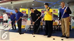 Ketua Umum Komite Olimpiade Indonesia Erick Thohir (tengah) dalam perkenalan dengan Tim Olahraga Musim Dingin Indonesia yang akan bertanding di Jepang, Tangerang Selatan, Kamis (29/9). (Liputan6.com/Helmi Afandi)