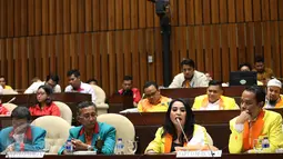 Ketua Umum Partai Solidaritas Indonesia (PSI) Grace Natalie (tengah) memberikan pendapat saat RDP dengan Pansus RUU Pemilu, Jakarta, Rabu (8/2). Rapat tersebut membahas sistem pemilu dan ambang batas parlemen dan presiden. (Liputan6.com/Johan Tallo)