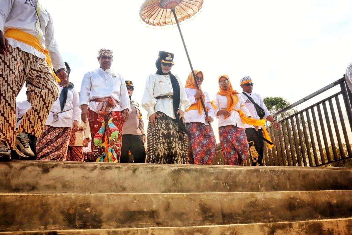 Wali Kota Bontang Neni Moerniaeni saat penutupan Festival budaya Erau Adat Pelas Benua Kampong Adat Guntung Tahun 2025