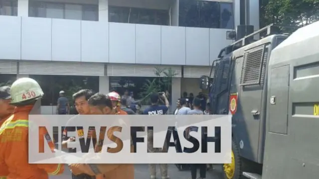 Salah satu ruang biro Sumber Daya Manusia (SDM) Polda Metro Jaya dilalap si jago merah.  Satu kendaraan water cannon Direktorat Sabhara dikerahkan untuk memadamkan api tersebut.