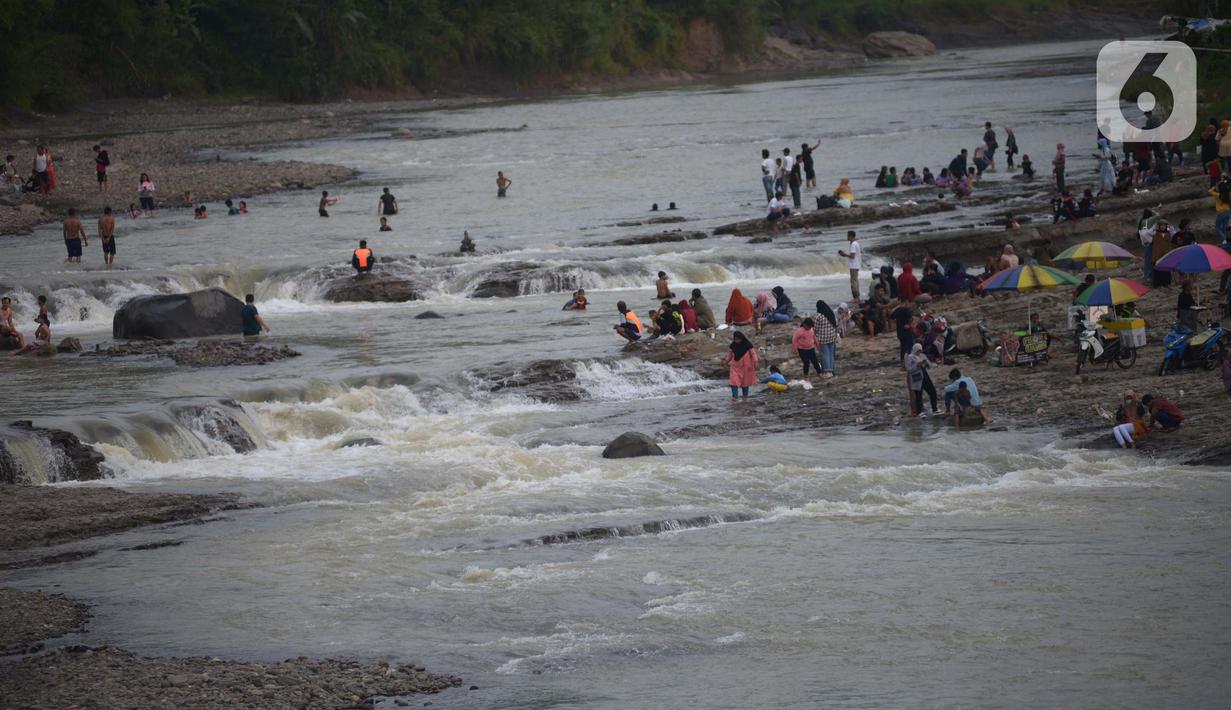 <p>Wisatawan berenang di aliran sungai Cipamingkis Kecamatan Sukamakmur, kabupaten Bogor, Jawa Barat, Kamis (5/5/2022). Warga memanfaatkan aliran sungai tersebut sebagai sarana hiburan Hari Raya Idul Fitri 1443 Hijriah. (merdeka.com/Imam Buhori)</p>