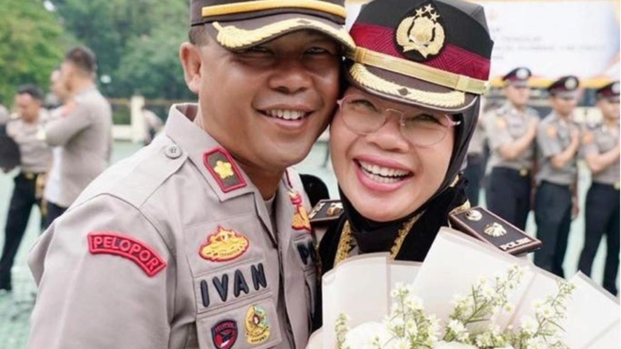 Melalui unggahan Ivan, sang istri yang akrab disapa Santi tersebut diketahui baru saja naik pangkat menjadi Komisaris Polisi alias Kompol.