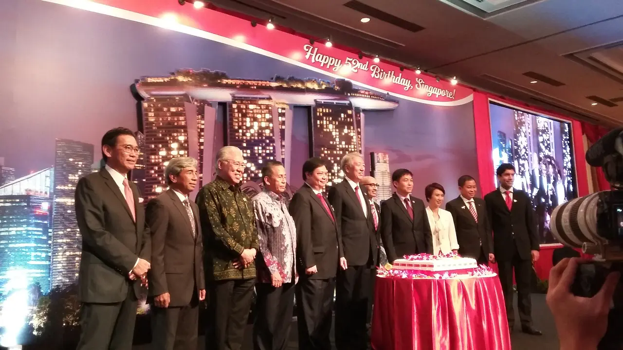 Dubes Singapura untuk Indonesia Anil Kumar Nayar bersama sejumlah menteri Indonesia, wakil PM dan beberapa menteri Singapura. (Liputan6.com/Tanti Yulianingsih)