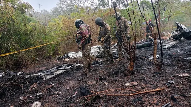 Otoritas Kenya memeriksa lokasi kecelakaan pesawat di dekat Diani, Kenya, Selasa (28/10/2025).