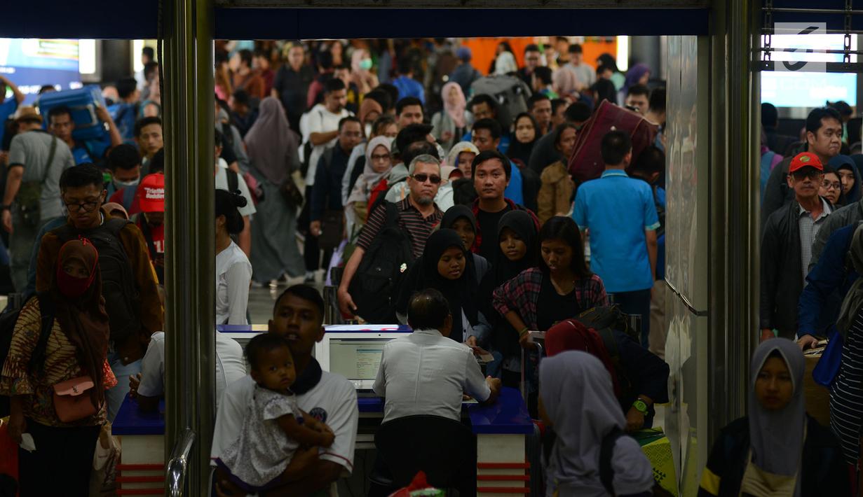 Sejumlah calon penumpang kereta api mengantre memasuki Stasiun Gambir, Jakarta, JumaKt (31/5/2019). H-5 Lebaran, pemudik mulai memadati Stasiun Gambirdimana Lonjakan penumpang kereta api tujuan berbagai kota di Pulau Jawa diprediksi terjadi pada 31 Mei dan 1 Juni 2019. (merdeka.com/Imam Buhori)