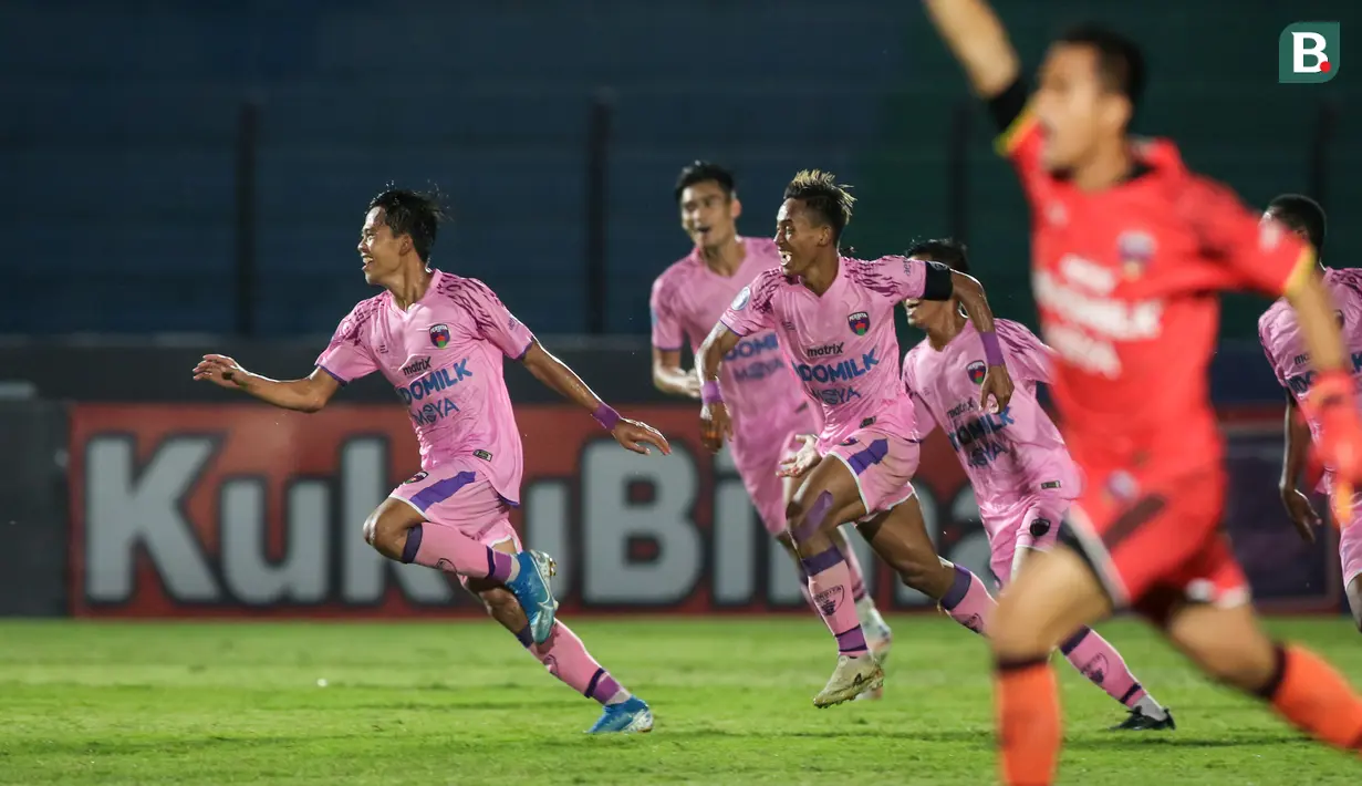 Persita Tangerang berhasil menghentikan rekor empat kali kemenangan beruntun Arema FC pada pekan kesembilan BRI Liga 1 2021/2022 yang berlangsung di Stadion Sultan Agung, Bantul, Rabu (27/10/2021). Gol penyeimbang pertandingan diciptakan oleh Moh. Edo Febriansyah. (Bola.com/Bagaskara Lazuardi)