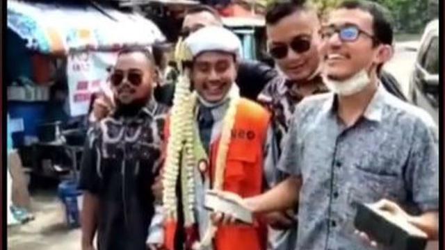 Pria Menikah Pakai Rompi Tahanan, Tulisan di Belakang Baju Bikin Salfok