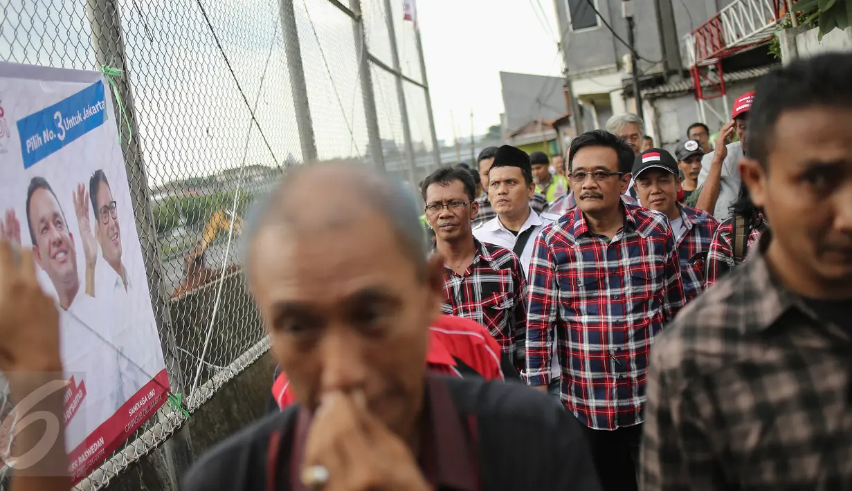 Cawagub DKI Jakarta, Djarot Saiful Hidayat menyempatkan meninjau proyek LRT saat tiba mengunjungi warga Kampung Makasar, Jakarta, Kamis (8/12). (Liputan6.com/Faizal Fanani)